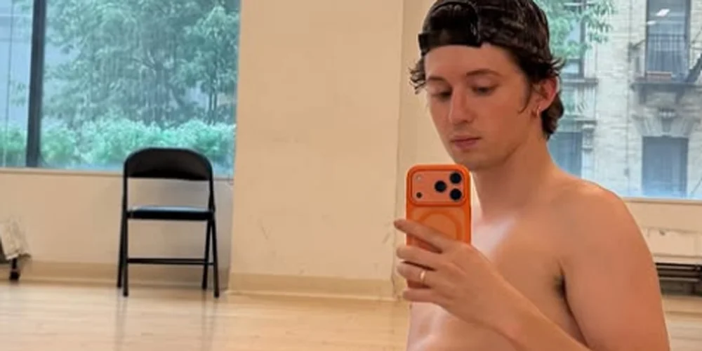 Troye Sivan’s Finsta Account Revealed, Featuring a Pantsless Photo