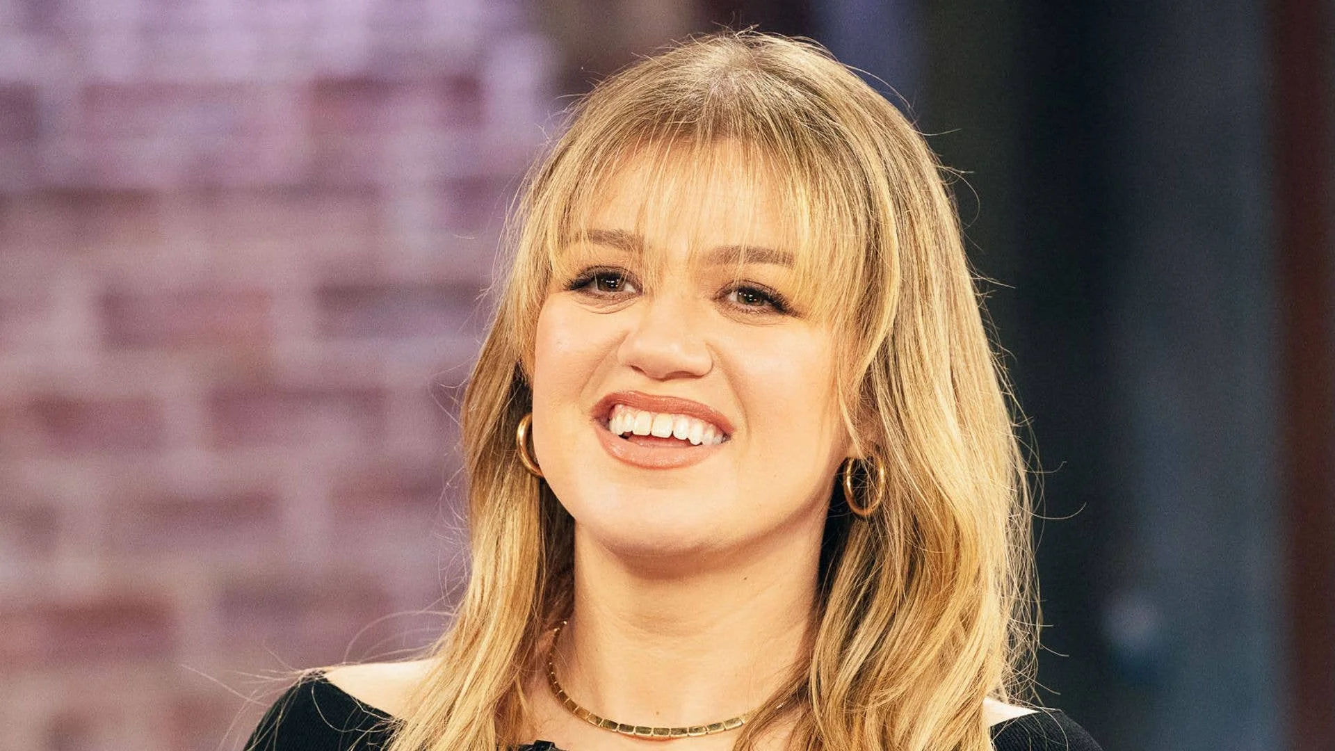 Kelly Clarkson rejects interaction with fan mid-concert — after promise to her daughter