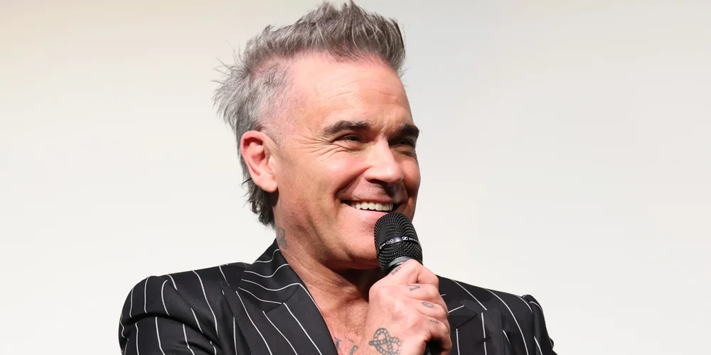 Robbie Williams Addresses White Object Falling on Microphone During Interview at World Cup, Reveals What It Was Amid Concern